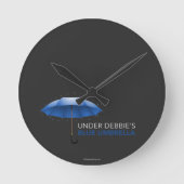 Unter Debbies blauem Regenschirm Runde Wanduhr (Vorderseite)