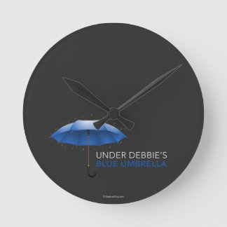 Unter Debbies blauem Regenschirm Runde Wanduhr