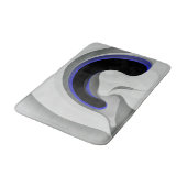 Unter dem Blau: Abstrakt grau, schwarz und blau Badematte (Schrägansicht)