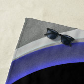 Unter dem Blau: Abstrakt grau, schwarz und blau Strandtuch (Beispiel)