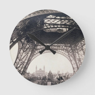 Unter dem Eiffelturm bevor dem Aufsteigen, von "L Runde Wanduhr