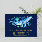 Unter dem Meer Whale Watercolor Marine Blue Birthd Folieneinladung (Stehend vorne)