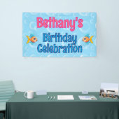 Unter dem Meeresfisch "Custom Birthday" Banner (Messeveranstaltung)