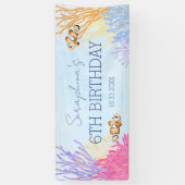 Unter dem Meereskorallenriff Clown Fisch Geburtsta Banner (Vertikal)