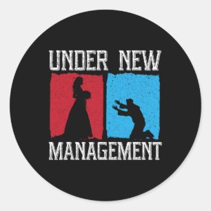 Unter dem neuen Management Groom Wedding Bachelor Runder Aufkleber
