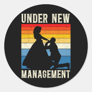 Unter dem neuen Management Groom Wedding Bachelor Runder Aufkleber