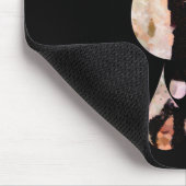 Unter dem Regenschirm: Romantisches Paar küsst sic Mousepad (Ecke)