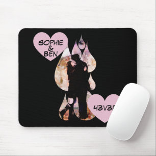 Unter dem Regenschirm: Romantisches Paar küsst sic Mousepad