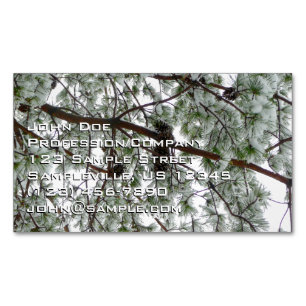 Unter dem schneebedeckten Kiefernbaum Winterfoto Magnetische Visitenkarte