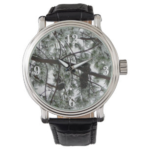 Unter dem schneebedeckten Kiefernwald WinterFoto Armbanduhr