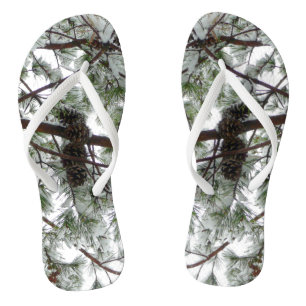 Unter dem schneebedeckten Kiefernwald WinterFoto Badesandalen