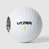 Unter dem schneebedeckten Kiefernwald WinterFoto Golfball (Logo)