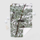 Unter dem schneebedeckten Kiefernwald WinterFoto Golfhandtuch (Insitu)