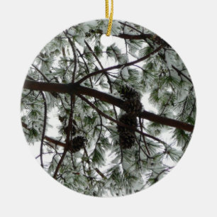 Unter dem schneebedeckten Kiefernwald WinterFoto Keramikornament