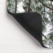 Unter dem schneebedeckten Kiefernwald WinterFoto Mousepad (Ecke)