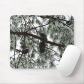Unter dem schneebedeckten Kiefernwald WinterFoto Mousepad (Mit Mouse)