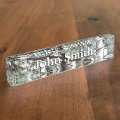 Unter dem schneebedeckten Kiefernwald WinterFoto Namensplakette (Seite)