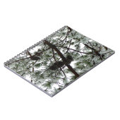 Unter dem schneebedeckten Kiefernwald WinterFoto Notizblock (Linke Seite)