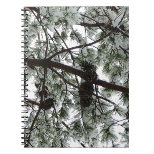 Unter dem schneebedeckten Kiefernwald WinterFoto Notizblock