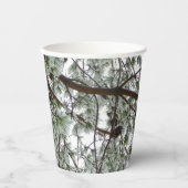 Unter dem schneebedeckten Kiefernwald WinterFoto Pappbecher (Vorderseite)