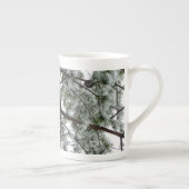 Unter dem schneebedeckten Kiefernwald WinterFoto Porzellantasse (Rechts)