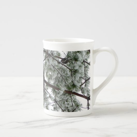 Unter dem schneebedeckten Kiefernwald WinterFoto Porzellantasse (Rechts)