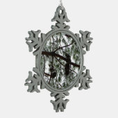 Unter dem schneebedeckten Kiefernwald WinterFoto Schneeflocken Zinn-Ornament (Links)