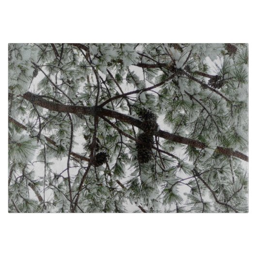 Unter dem schneebedeckten Kiefernwald WinterFoto Schneidebrett (Vorderseite)