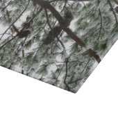 Unter dem schneebedeckten Kiefernwald WinterFoto Schneidebrett (Ecke)
