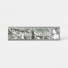 Unter dem schneebedeckten Kiefernwald WinterFoto Schreibtischnamensplakette