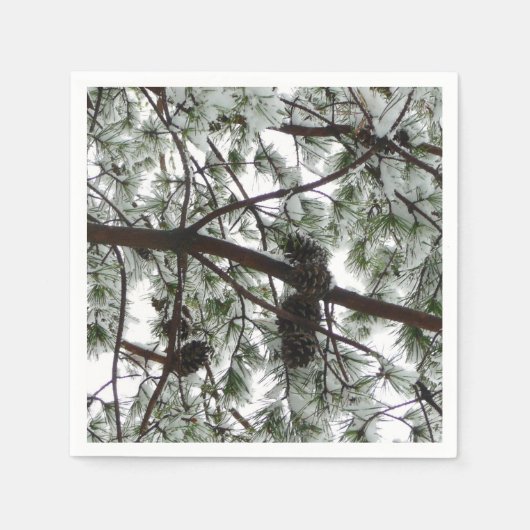 Unter dem schneebedeckten Kiefernwald WinterFoto Serviette (Vorderseite)