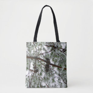 Unter dem schneebedeckten Kiefernwald WinterFoto Tasche