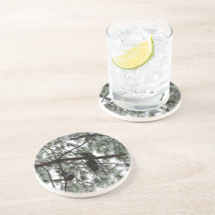 Unter dem schneebedeckten Kiefernwald WinterFoto Untersetzer