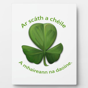 Unter dem Schutz der anderen überleben Menschen Fotoplatte