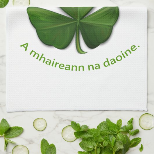 Unter dem Schutz der anderen überleben Menschen Geschirrtuch (Gefaltet)