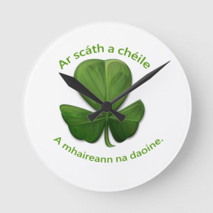 Unter dem Schutz der anderen überleben Menschen Runde Wanduhr