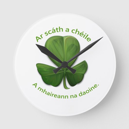 Unter dem Schutz der anderen überleben Menschen Runde Wanduhr (Vorderseite)