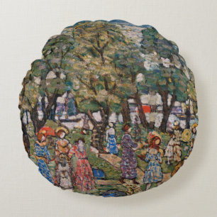 Unter den Bäumen von Maurice Prendergast, Fine Art Rundes Kissen