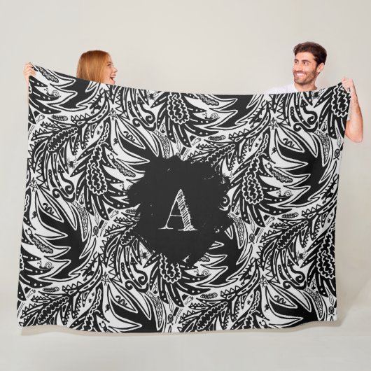 Unter den Blättern Monogramm Schwarz und Weiß Fleecedecke (Beispiel)