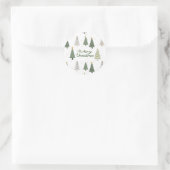 Unter den schneebedeckten Bäumen – Weihnachten Runder Aufkleber (Tasche)