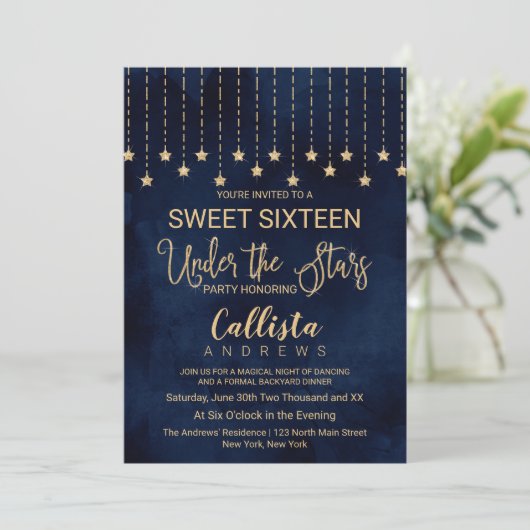 Unter den Sternen Navy Blue Gold Glitzern Sweet 16 Einladung (Stehend Vorderseite)
