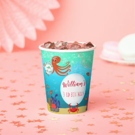 Unter der Geburtstagspartei des Kindes Pappbecher