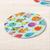 Unter der Geburtstagspartei von Seefischen Runder Pappuntersetzer (Angewinkelt)