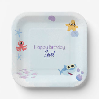 Unter der Tafel des Meeresthemas Pappteller