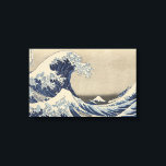 Unter der Welle vor Kanagawa - Die große Welle Leinwanddruck<br><div class="desc">Im frühen 19. Jahrhundert wurde das Pigment Berliner oder Preußisch Blau (bero) breiter verfügbar und erschwinglich, inspirierte ein neues blüh von Landschaftsbildern im Printdesign, das das Beste aus der starken Farbe machen konnte. Hokusais Druckserie, die zwischen den späten 1820er und frühen 1830er Jahren entstanden ist und den antiken Wallfahrtsort des...</div>