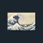Unter der Welle vor Kanagawa - Die große Welle Leinwanddruck<br><div class="desc">Im frühen 19. Jahrhundert wurde das Pigment Berliner oder Preußisch Blau (bero) breiter verfügbar und erschwinglich, inspirierte ein neues blüh von Landschaftsbildern im Printdesign, das das Beste aus der starken Farbe machen konnte. Hokusais Druckserie, die zwischen den späten 1820er und frühen 1830er Jahren entstanden ist und den antiken Wallfahrtsort des...</div>