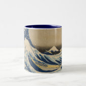 Unter der Welle vor Kanagawa - Katsushika Hokusai Zweifarbige Tasse (Mittel)