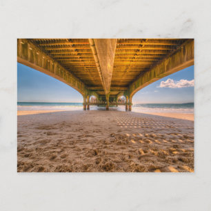 Unter einem Pier, Strand mit Fußabdrücken, Ozean,  Postkarte