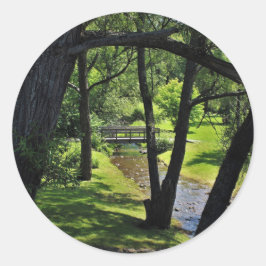 Unter einer Kulisse von Willows Runder Aufkleber