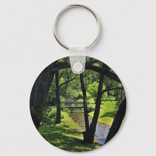 Unter einer Überdachung der Weiden Schlüsselanhänger (Vorderseite)